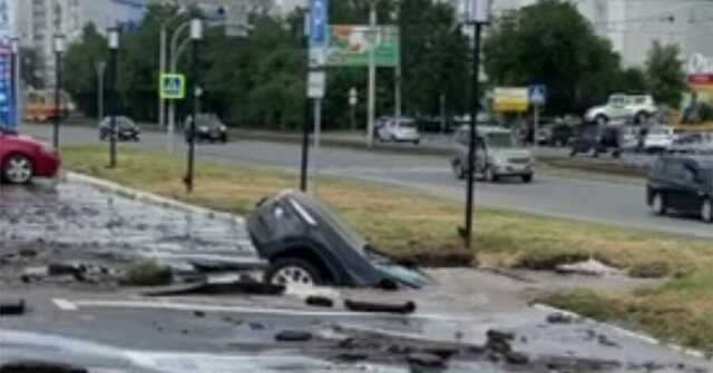 В Барнауле из-за разрыва труб автомобиль засосало под землю