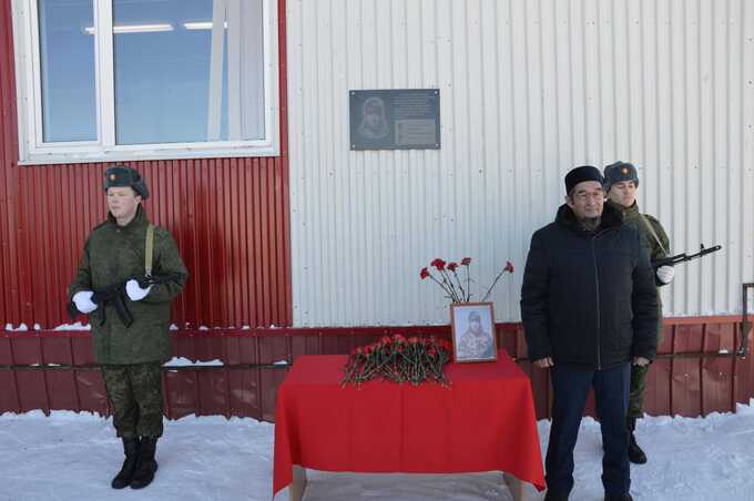 Учитель в Тюменской области потребовал снять мемориальную доску